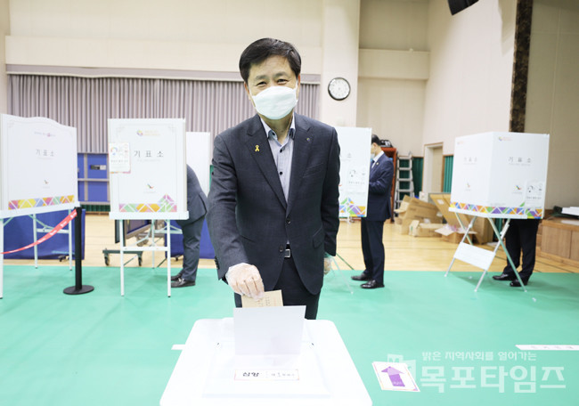 장석웅 전남교육감 21대 총선 사전투표 동참.