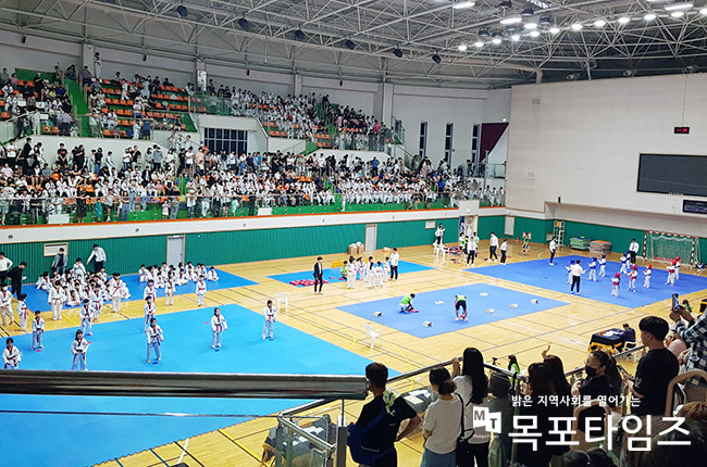 스포츠 명품도시로 발돋움하고 있는 전남 무안군(군수 김산)은 22일 무안 스포츠파크 실내체육관에서 태권도 승단·승품 심사대회가 성황리에 개최됐다.