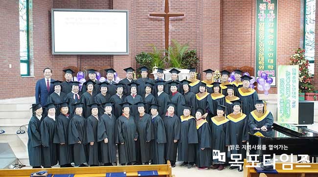 신안군(군수 박우량)은 13일, 압해중앙노인대학에서 44명의 어르신이 참여한 가운데 이색적이고 의미 있는 졸업식을 진행했다.