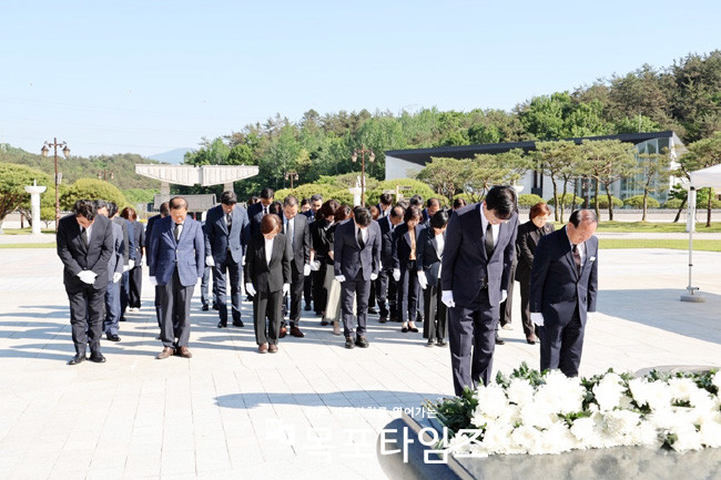 김성 장흥군수, “잊지 않겠습니다” 국립 5.18 민주묘지 참배.