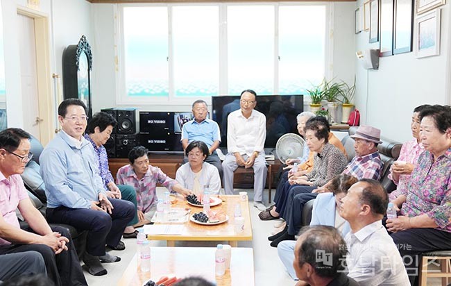 김영록 전라남도지사가 31일 오후 무더위 쉼터로 지정된 영광군 염산면 운송정경로당을 방문해 폭염에 따른 피해가 발생하지 않도록 총력 대응해줄 것을 강조하며, 경로당을 이용하는 어르신의 안부를 직접 살피고 애로사항을 청취하고 있다.