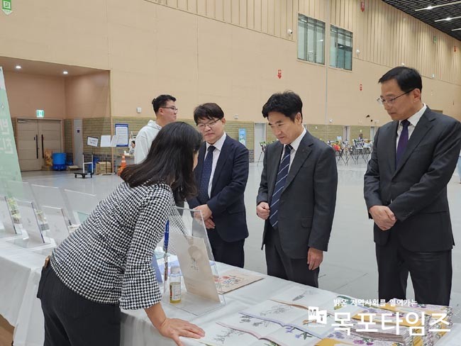 김대중 전남교육감이 자연탐구원 생태문화체험 전시물을 살피고 있다.