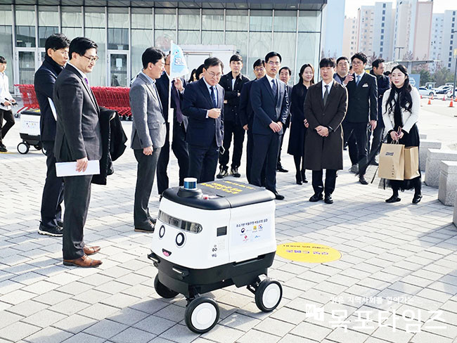 전남 무안군(군수 김산)은 지난 11일 롯데아울렛 남악점에서 ‘주소 기반 자율주행 로봇배송 사업 실증 시연회’를 진행했다.